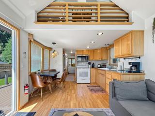 Slice of Heaven Cozy Chalet Tiny Home in Maple Grove Lake Sutherland - 7