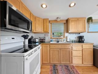 Slice of Heaven Cozy Chalet Tiny Home in Maple Grove Lake Sutherland - 2