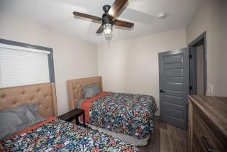 Spacious 2 bedroom Unit 4 beds sleeps 6 , D - 6