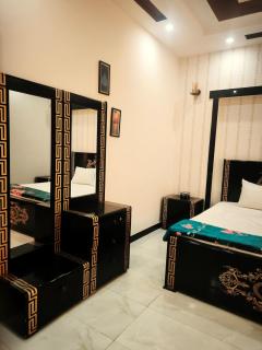 Family Stay near Bahria & Cancer Hospital, AC, UPS - Lahore - 2