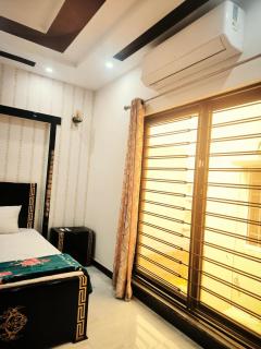 Family Stay near Bahria & Cancer Hospital, AC, UPS - Lahore - 1