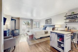 Lodge - Deluxe Studio with Balcony Pool View Close to Restaurants Ski Resort - 0
