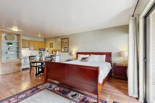 First-Floor Studio w Free WiFi Shared Heated Pool Seasonal Pool Private Beach - 9