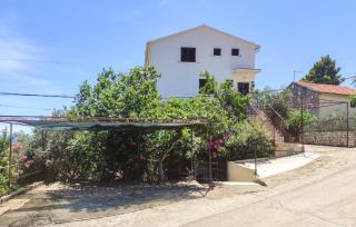 2 Bedroom Gorgeous Apartment In Okrug Gornji - 4