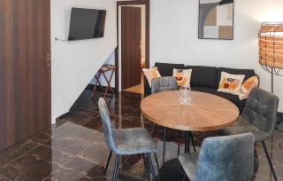 2 Bedroom Gorgeous Apartment In Okrug Gornji - 8