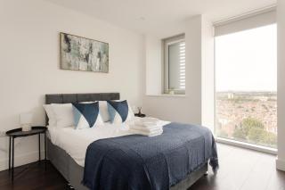 2 Bedroom, Opposite Tube, AC, 25 min to Central London - 6