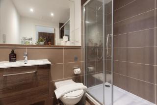 2 Bedroom, Opposite Tube, AC, 25 min to Central London - 5