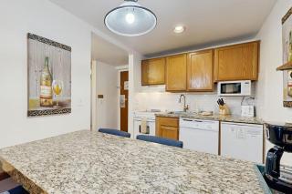 Lakefront retreat with shared pool hot tub & sauna - near shopping & skiing - 7