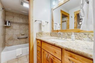 Ideal lake retreat w Easy Beach Access Gas Stove & Open Layout - Skiing Nearby - 4