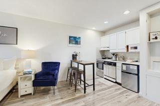 Lakeside Studio Close to Beach & Ski Resort w WiFi Shared Pool Hot Tub & Patio - 5