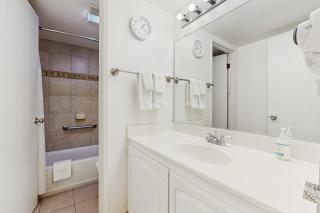 Lakeside Studio Close to Beach & Ski Resort w WiFi Shared Pool Hot Tub & Patio - 2