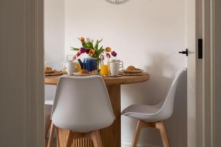 Modern, comfy Town centre gem, near beach, parking - 4