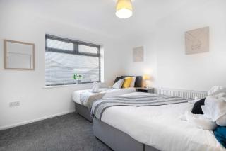 Nr Durham - Free Parking- 2BR Home- Wi-Fi-Sleeps 5 - 2