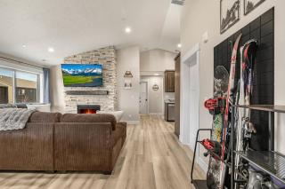 VICTOR POWWOW: Grand Targhee Teton Mtns Skiing Trails Snowmobiling Condo - 8