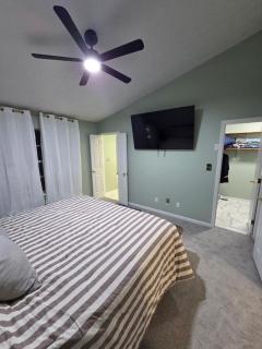 2-bedroom apartment in tranquil Indianapolis with AC comfort - 2