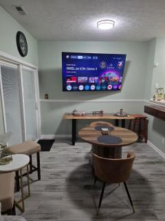 2-bedroom apartment in tranquil Indianapolis with AC comfort - 7