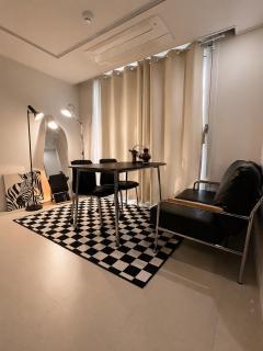 Urban Retreat 3-Min Walk from Achasan Station, 15-Min to Seongsu, Tranquil Space for Relaxation - 5
