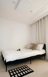 Urban Retreat 3-Min Walk from Achasan Station, 15-Min to Seongsu, Tranquil Space for Relaxation - 4
