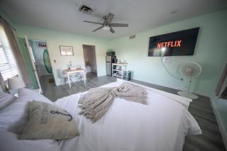 Cozy in the Heart of Sarasota w/Fenced in Backyard - 9