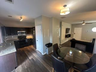 Basic 4 bedrooms with 6 beds 15 min from downtown sleeps 9 Adults comfortably for Work crews and Large groups - 6