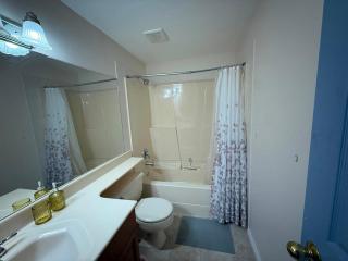 Gateway to Banff - Cozy 2BR Sleeps 6 - NW Calgary - 2