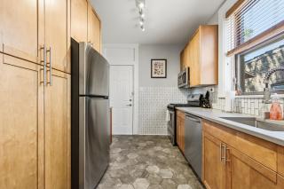 Steps to the Lakefront! This Uptown Beauty is Everything You Need for a Perfect Chicago Getaway condo - 8