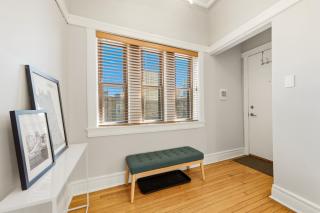 Steps to the Lakefront! This Uptown Beauty is Everything You Need for a Perfect Chicago Getaway condo - 5