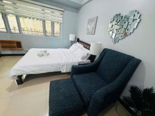 Morgan Suite BGC Shortwalk3 Venice Mall free pool gym - 2