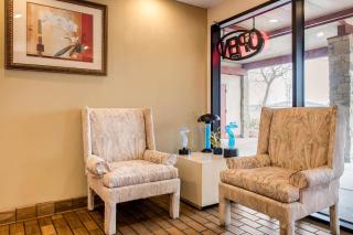 Econo Lodge Holland - Toledo - 8