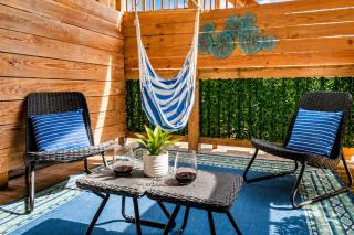 Jennifer's Stylish Apt Private Deck Backyard Oasis - 8