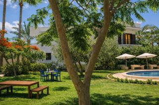 White Family Villa - Private Pool - AC - Very Big Garden - 5 bedrooms - 5- Min Walk to Beach - 0