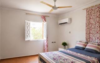White Family Villa - Private Pool - AC - Very Big Garden - 5 bedrooms - 5- Min Walk to Beach - 5