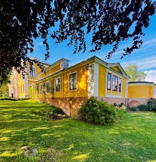 Private guesthouse at historic Stäringe Säteri - 3