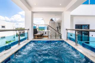 Luxury 8-bed villa, pool & ocean view - 2