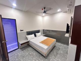 Hotel Madhav Palace - 1