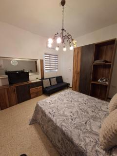 Basic double bedroom private bathroom close to Malta airport - 7