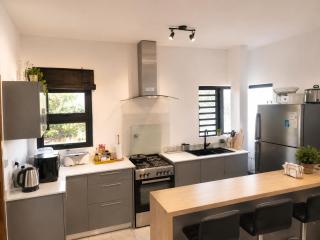 Modern 2 bed 3mins drive from beach - 3
