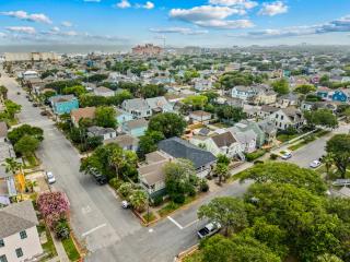 M Avenue Trio Whole Historic Triplex Sleeps 19 Walk to Galveston Beach - 3