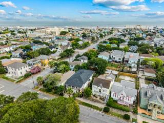 M Avenue Trio Whole Historic Triplex Sleeps 19 Walk to Galveston Beach - 6