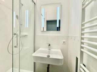 Stylish Renovated Apartment with Free Parking - 6
