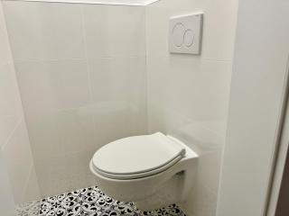 Stylish Renovated Apartment with Free Parking - 5