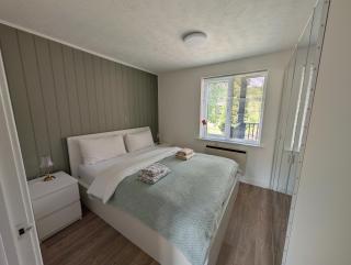 Modern 2-bed flat near QMC and city centre, with private garage - 0