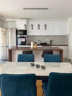 Luxury 2 Bedroom Apartment with Sea View - 7