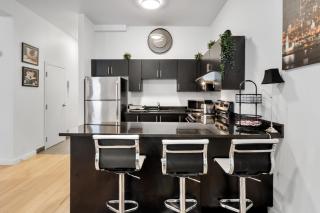 Downtown MTL Metro Access Chic 2BR Stay - 8
