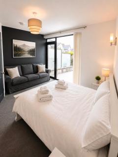 4 Bedroom Cardiff Bay View House - 1
