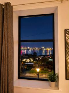 4 Bedroom Cardiff Bay View House - 1