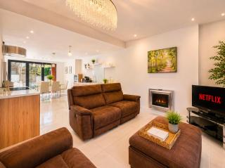 4 Bedroom Cardiff Bay View House - 6
