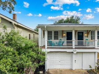 M Street Double Top Floor of a Historic Triplex Sleeps 12 Walk to Beach - 5