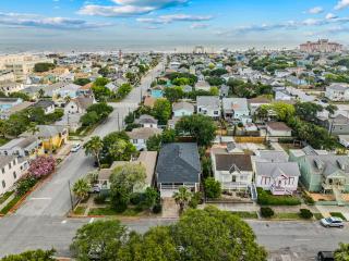 M Street Double Top Floor of a Historic Triplex Sleeps 12 Walk to Beach - 4