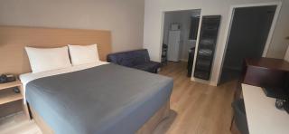 Parkway Motel & European Lodges - 3
